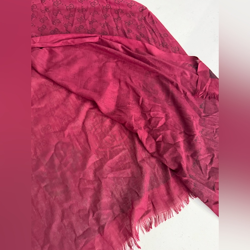 Gucci GG and Roses Elegant Red Patterned Scarf - Picture 4 of 6